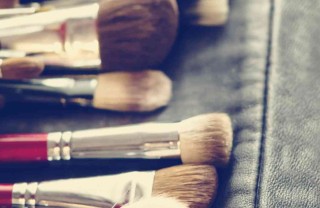 come pulire e lavare i pennelli e le spugnette da trucco
