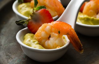 Cocktail di gamberetti con salsa di avocado e lime