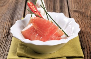 Ciliegie di mozzarella al salmone affumicato