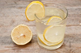 Bere acqua calda e limone al mattino fa bene? Bere acqua calda e limone al mattino fa bene?