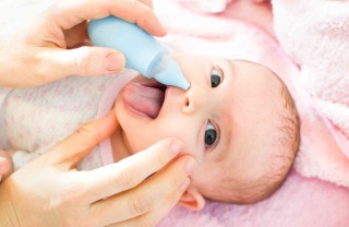 Come pulire il naso al neonato con la soluzione fisiologica Come pulire il naso al neonato con la soluzione fisiologica