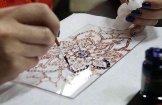 Come dipingere e decorare il vetro e la vetroresina