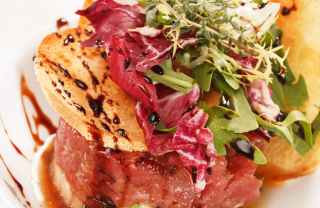 Tartare di manzo alle erbe aromatiche e agrumi