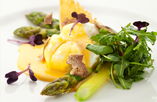 Uovo in camicia con tartufo e asparagi