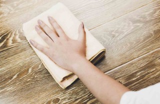 Come pulire il legno: tecniche per detergere e sbiancare