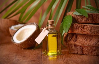 Olio di cocco per capelli proprietà e usi 