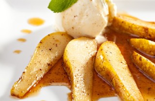 Pere speziate con gelato alla grappa