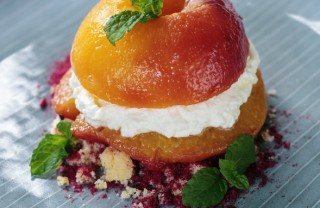 pesche con gelato al miele e crumble di red velvet cake