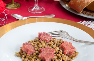 Cubetti di cotechino con lenticchie rosse allo zenzero