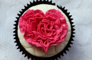  cake design san valentino, fondente rosso san valentino, come si fa e come si usa fondente rosso, pasta di zucchero colore rosso