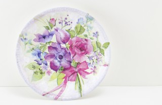decorazioni primaverili fai da te, piatti decoupage, piatti ceramica decoupage, piatti vetro decoupage