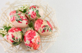 decoupage uova di pasqua, decorare uova di pasqua decoupage, decoupage uova polisterolo 