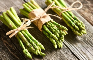 pulire asparagi, cucina, verdure primaverili