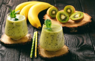 Il frullato banana e kiwi fatto col latte vegetale frullati, banana, kiwi