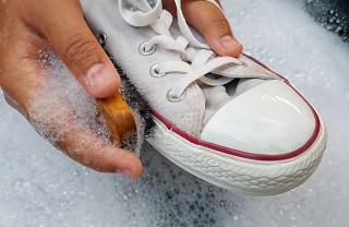 come pulire scarpe bianche