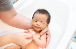 Come e quando fare il primo bagnetto al neonato quando fare bagnetto neonato, come fare bagnetto neonato