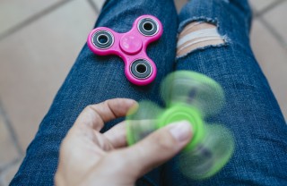 Cosa sono i fidget spinner, gioco del momento fidget spinner, fidget spinner gioco, fidget