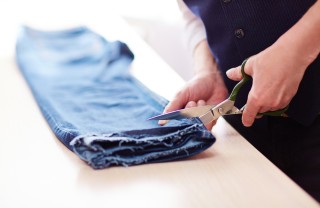 come accorciare pantaloni, accorciare pantaloni senza cucire