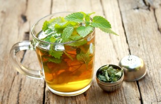 tisana alla melissa, rimedi naturali, proprietà benefiche