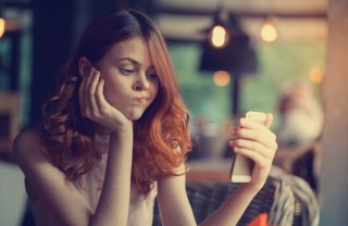 lui non chiama, telefono, donna