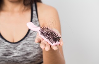Come rinforzare i capelli con gli integratori anti caduta caduta capelli, donne, integratori rinforzanti