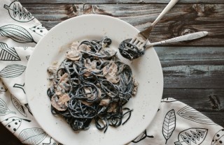 Tagliolini al caffè con funghi trifolati al limone