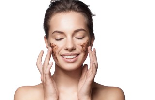 Come fare e applicare lo scrub con fondi di caffè per il viso scrub fondi di caffè viso, scrub con polvere di caffè, scrub viso caffè miele