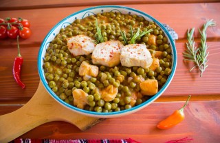 La ricetta dei piselli in umido per un contorno leggero