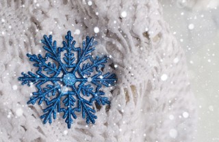 fiocchi di neve colla a caldo, lavoretti di natale colla a caldo