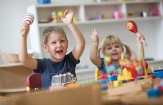 Bambini giocano con il Metodo Montessori asilo montessori, bambini