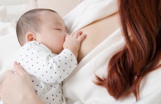 Mamma allatta la bambina mamma, neonato