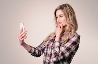 Ragazza usa App per cercare l'amore app, donna