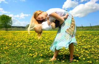 Mamma balla con la sua bambina mamma. figlia