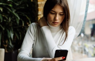 Come affrontare un'amica che non ti cerca come affrontare amica, non risponde ai messaggi, donna triste