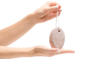 Manicure contro i calli mani, pietra pomice