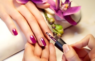 Applicare lo smalto unghie, manicure