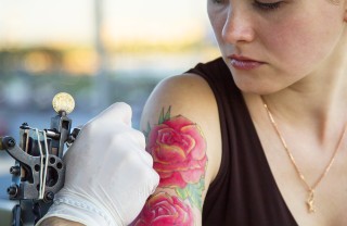 tatuaggio al braccio di una donna fare tatuaggio
