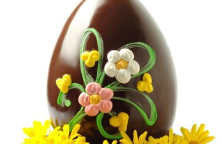 uova di pasqua decorate con pasta di zucchero, decorare uova di pasqua con pasta di zucchero