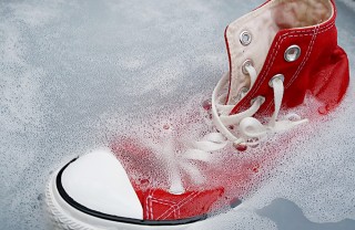 come lavare scarpe tela, come pulire scarpe tela