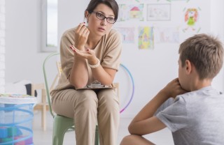 Mamma che parla con il suo bambino mamma, bambino
