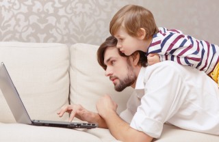 Papà guarda il pc con il bambino papà, bambini