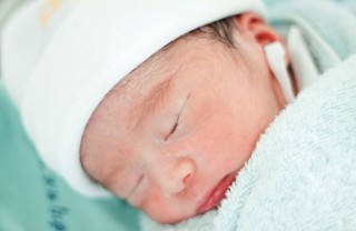 Un neonato al momento del parto neonato, parto