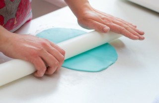 stendere pasta di zucchero, lavorare pasta di zucchero, ammorbidire pasta di zucchero