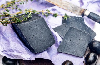 Il carbone vegetale per la pelle carbone