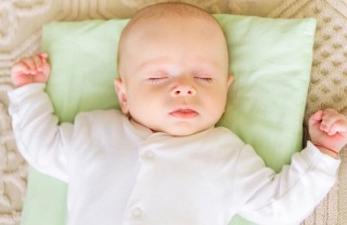 Neonato che fa la nanna nanna, neonato