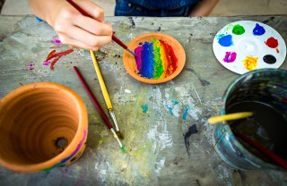 decorare vasi da giardino, dipingere vasi terracotta