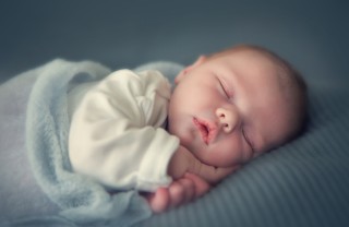 Piccolo bambino dorme neonato, nanna