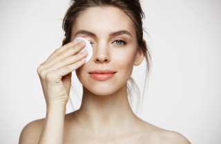 Donna rimuove trucco occhi pulizia viso, donna