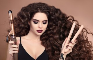 Come arricciare i capelli con la piastra piastra capelli, acconciatura mossa, video