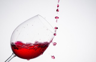 vino rosso, macchie, pulizia muro